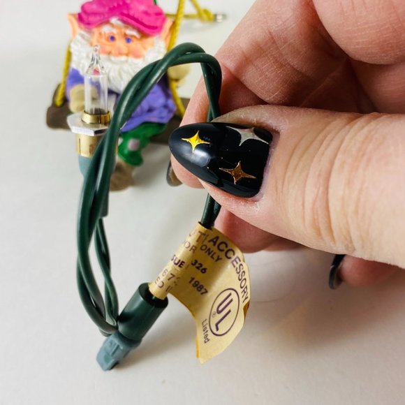 Adorable little Christmas elf holding a light bulb very vintage - Picture 5 of 5